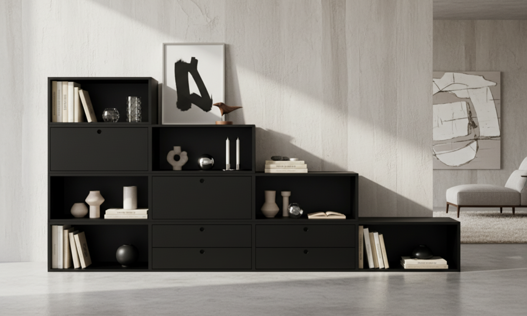 Siyah vitrin duvar önünde